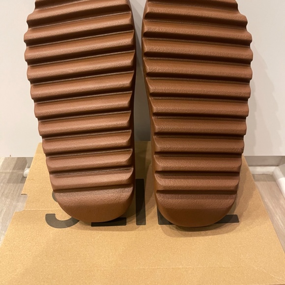 Adidas Yeezy Slides - Picture 3 of 8